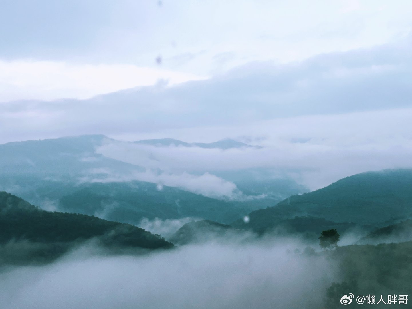 雾失秋山，云埋古径。一川烟雨，半世清凉。此时此刻 20260807。周五。六月廿