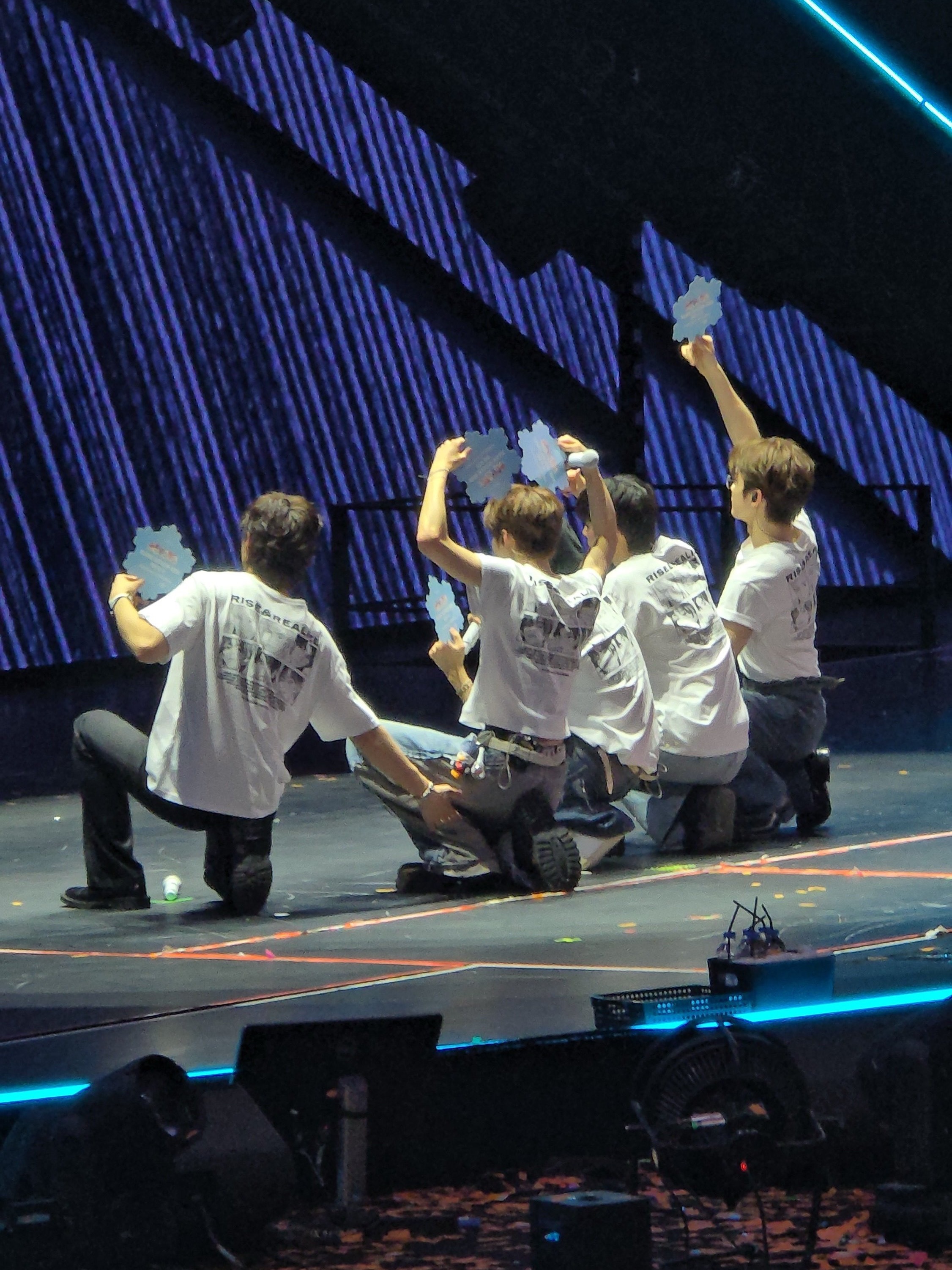 放大看腰的一瞬间跟豆兵对视了