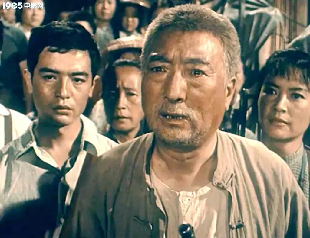 艺术家陈强演的老渔民，一副被压迫受剥削的苦难相，和他扮演的恶贯满盈的南霸天形成鲜