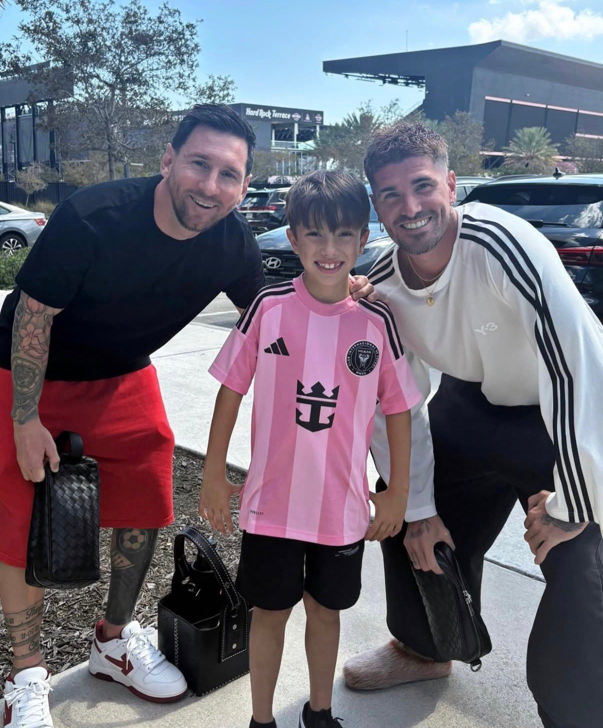 今天，梅西和德保罗在训练中心与一位小球迷合影📸梅西