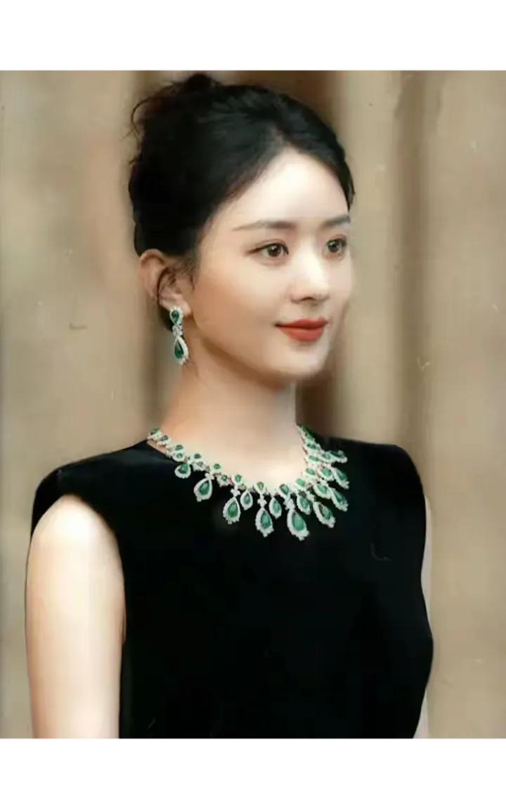 赵丽颖斩获双料视后，演技实力再获肯定

今年，赵丽颖在影视圈的表现堪称惊艳，凭借