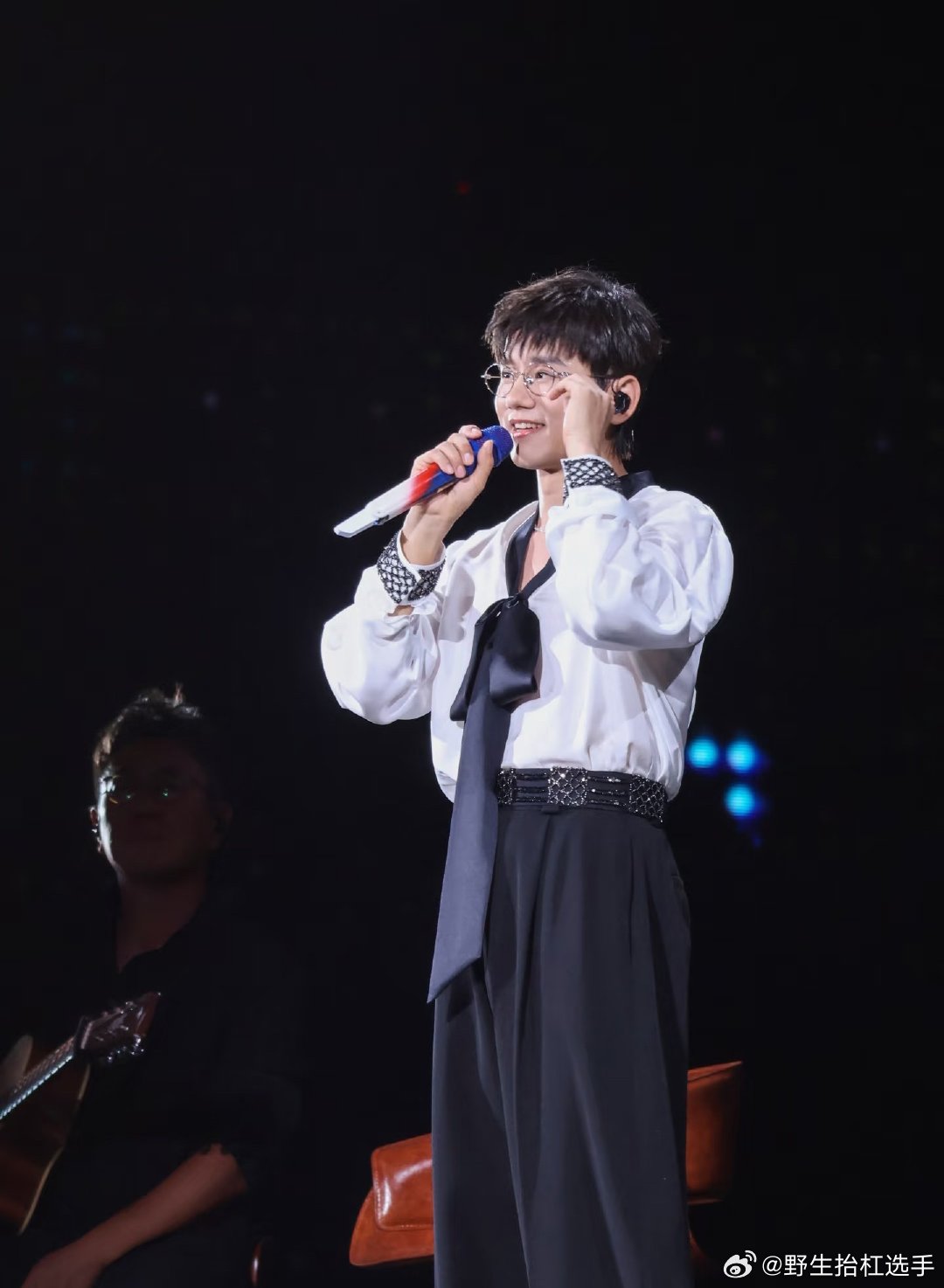 张杰重温工农红军长征的故事张杰担任纪录片走过万水千山⾳乐总监及长征纪录片音乐讲述
