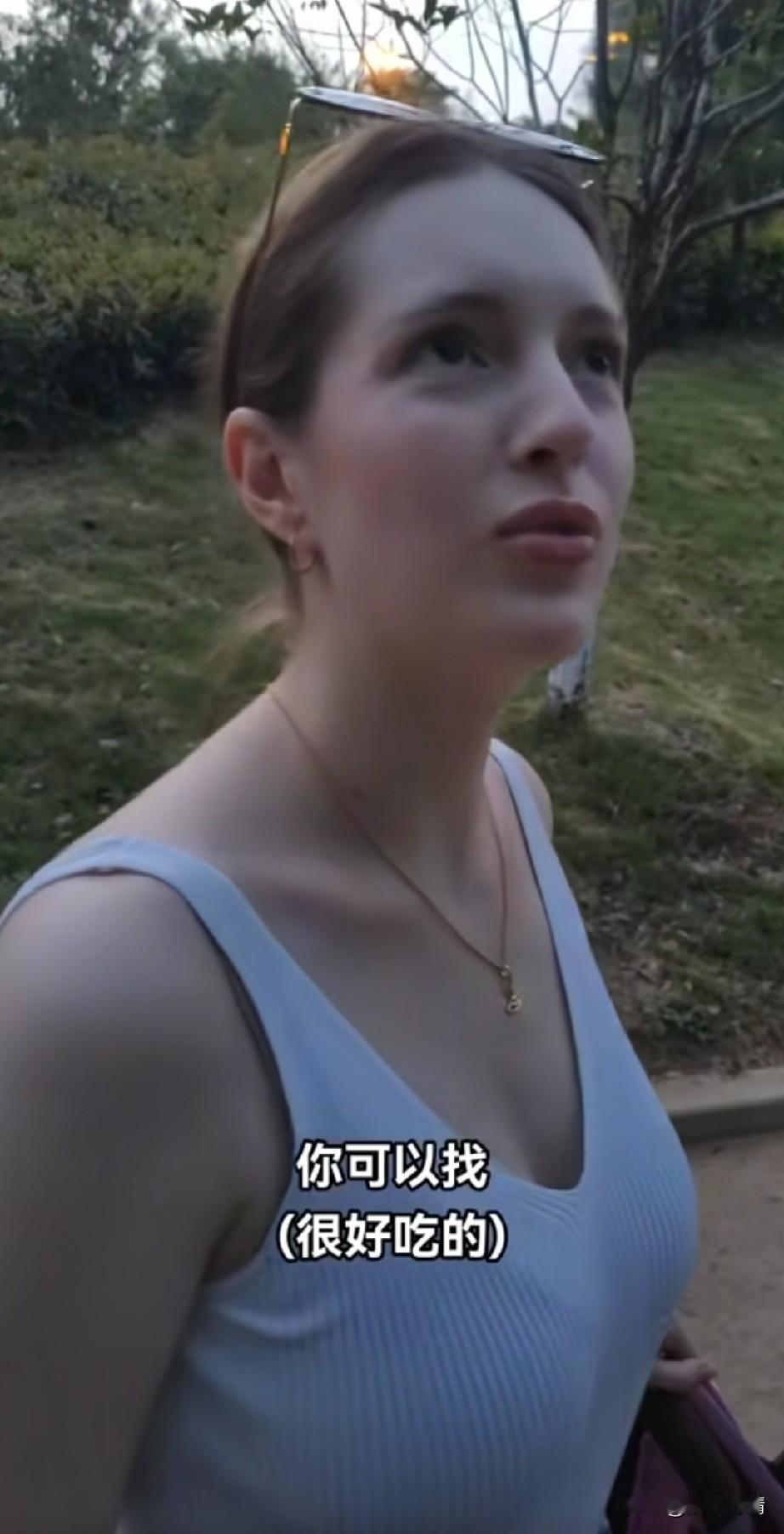 农村小伙娶了一位俄罗斯美女，
她的媳妇儿刚生完孩子，
就想要带孩子去转转，
但是