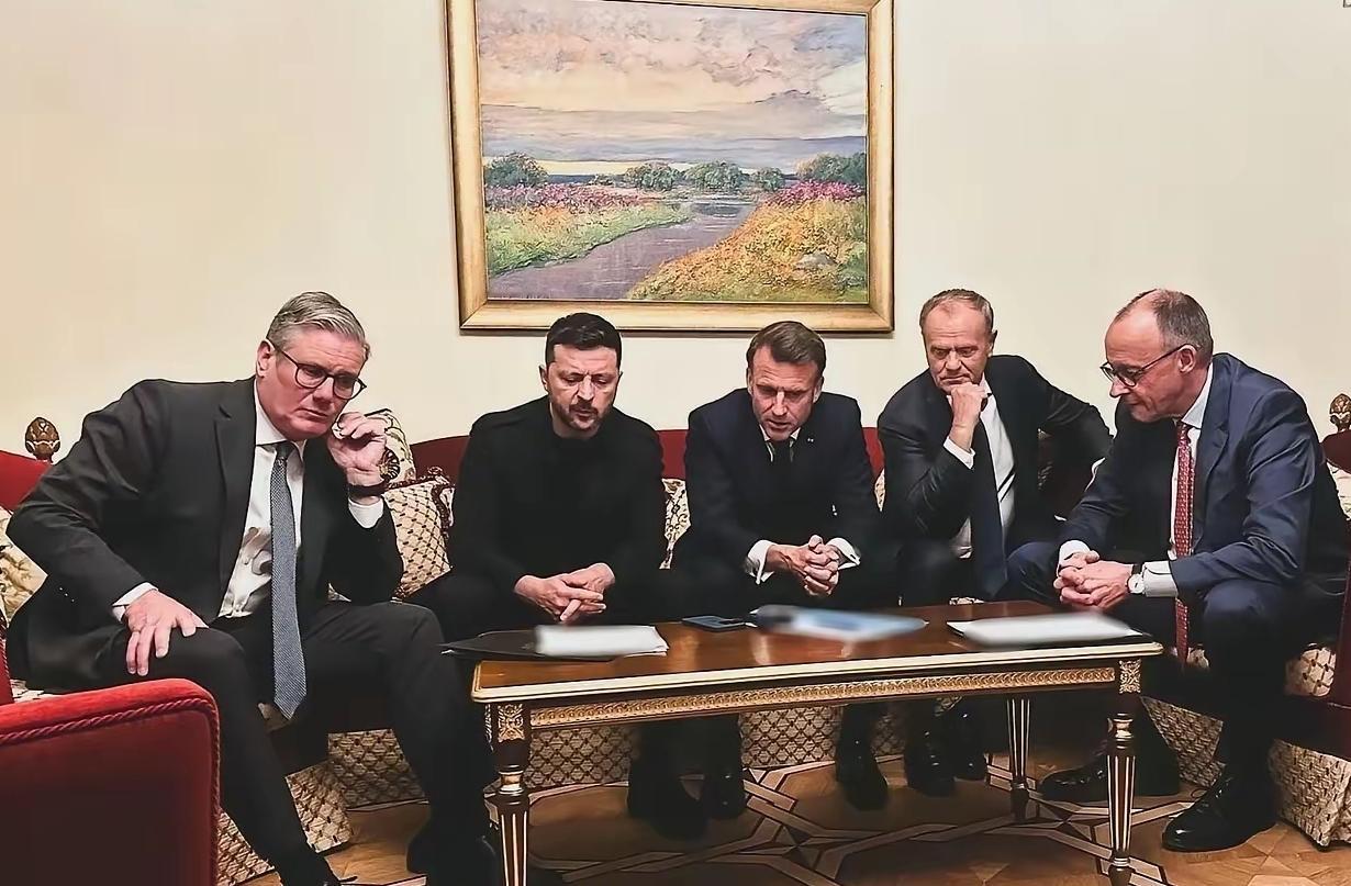 只有泽连斯基一个人愁眉苦脸的，其他人都是高高挂起，显得无关紧要！这就是这些西方国