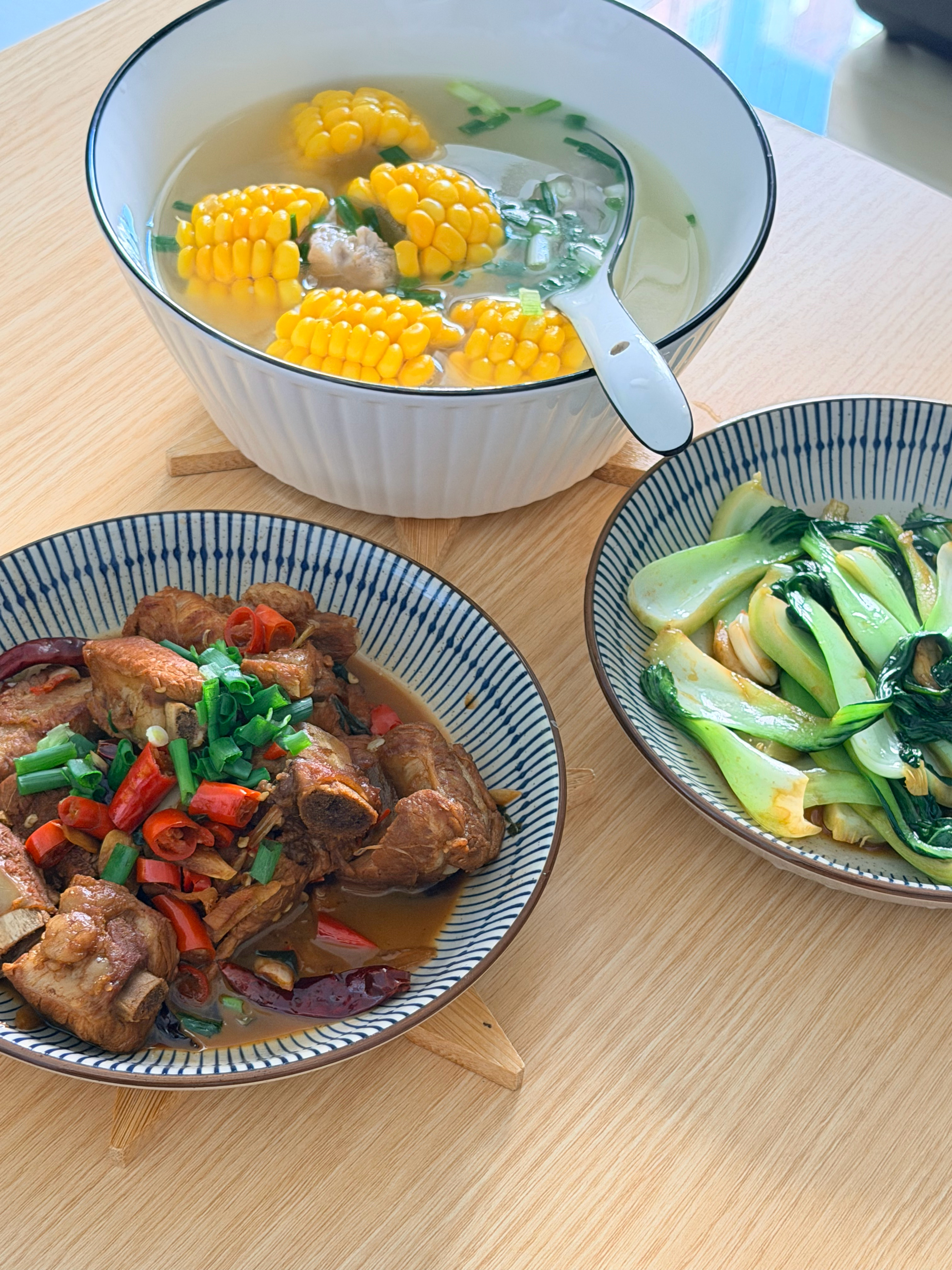 今天午餐玉米排骨汤、红烧排骨、上海青