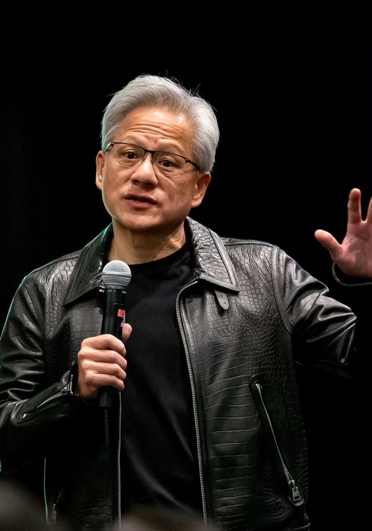 韬定律强不强，到底能不能对英伟达产生冲击，我想最直观的就是英伟达的股价有没有下跌