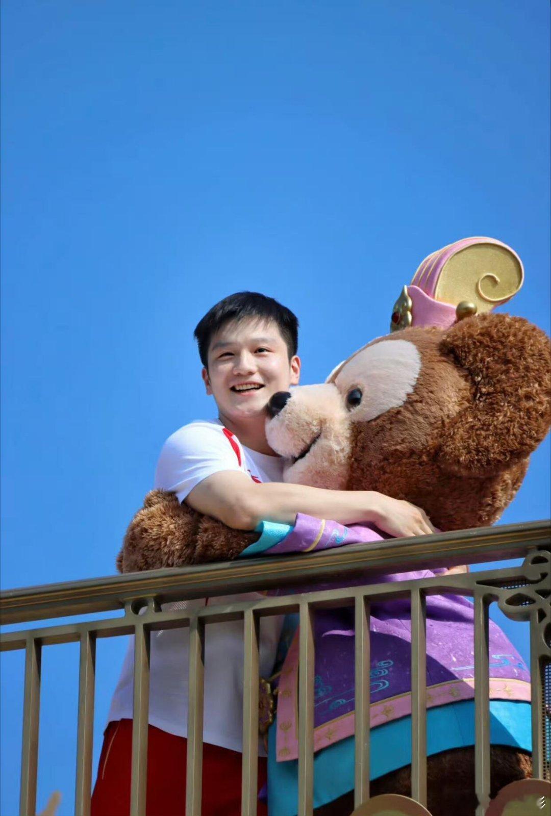 #满贯抱住了销冠# 迪士尼真的很出图，咚咚大王也是真的帅 ​​​