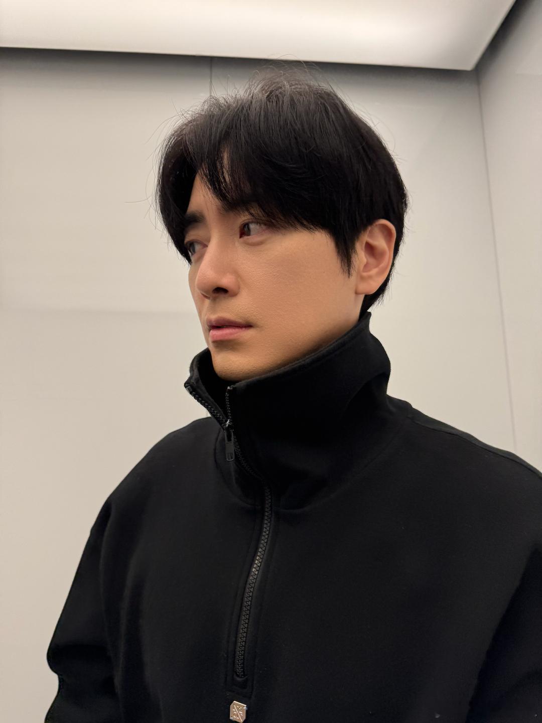 毫无预警发一堆帅气自拍照的李浚赫