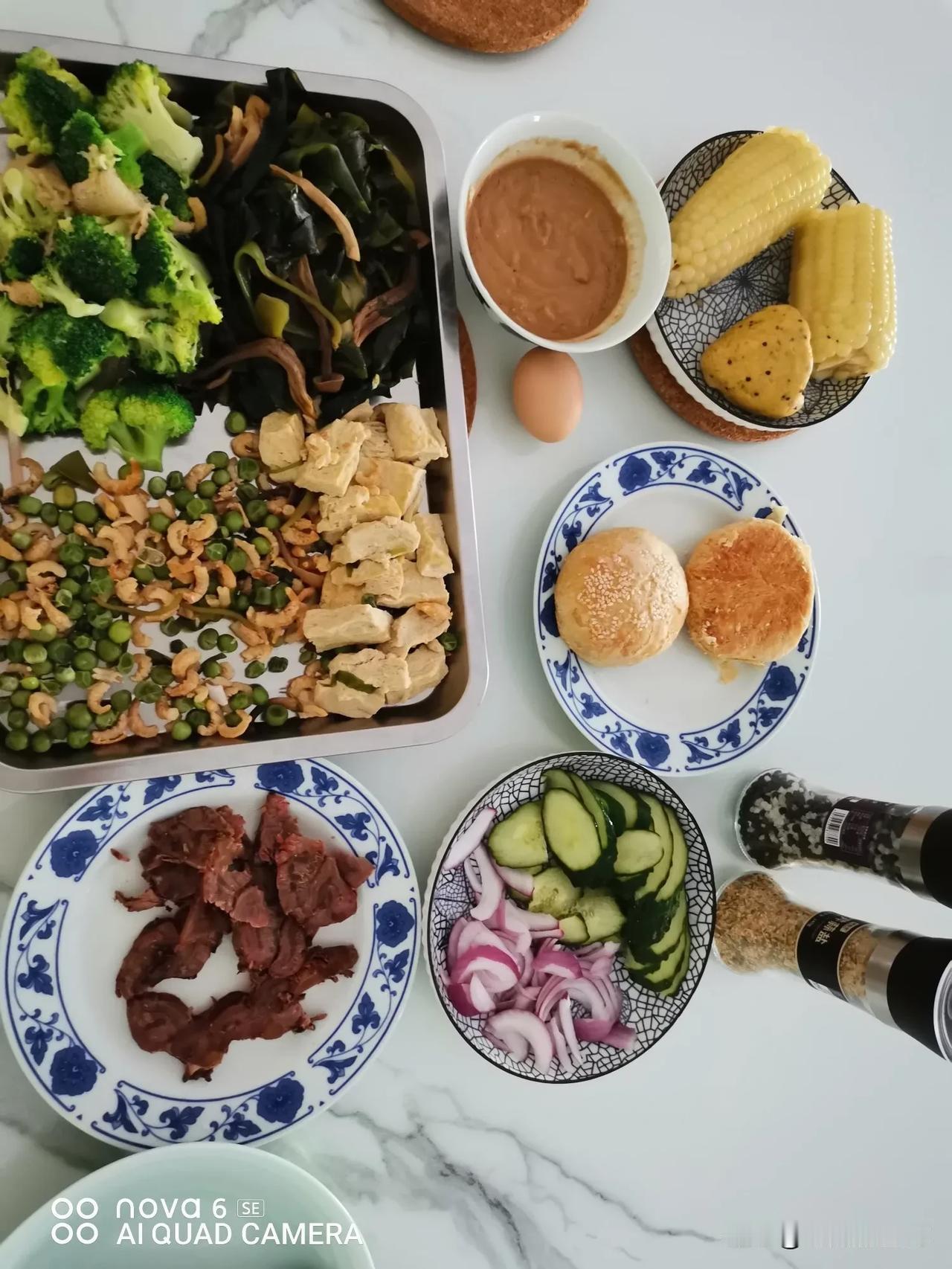 【血糖控制好关键在吃对了】
每一餐饭要尽量避免炒、炸、煎等方式，减油。
提倡每餐