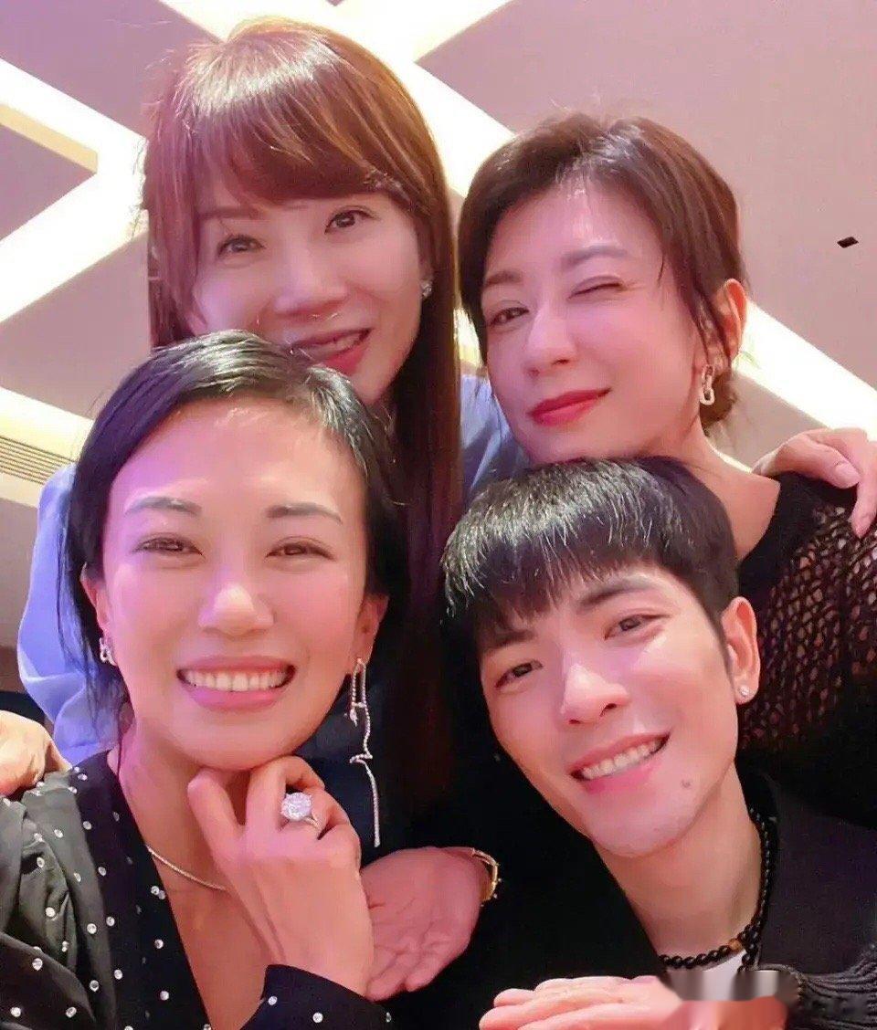 #林有慧的钻戒好大#接受萧敬腾的求婚后，林有慧迫不及待秀了一波钻戒，真是闪瞎众人