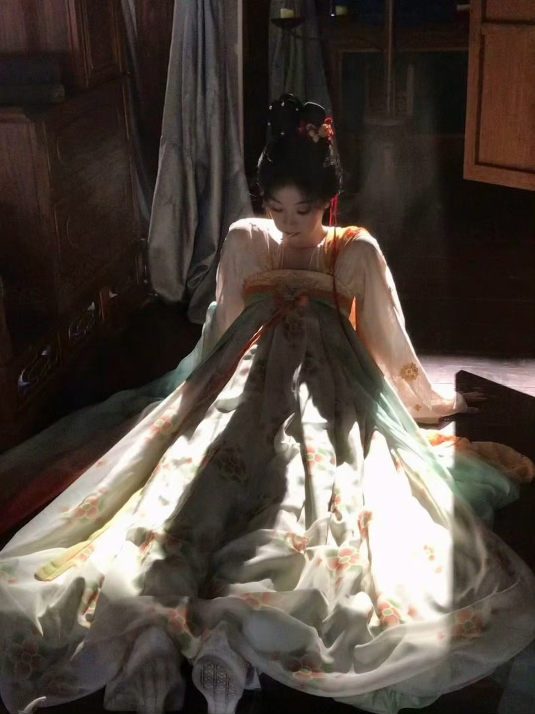 《我的仵作前辈》片场碎片送达，厚重古装戏服闷热难熬，镜头之外俏皮元气，鲜活生动，