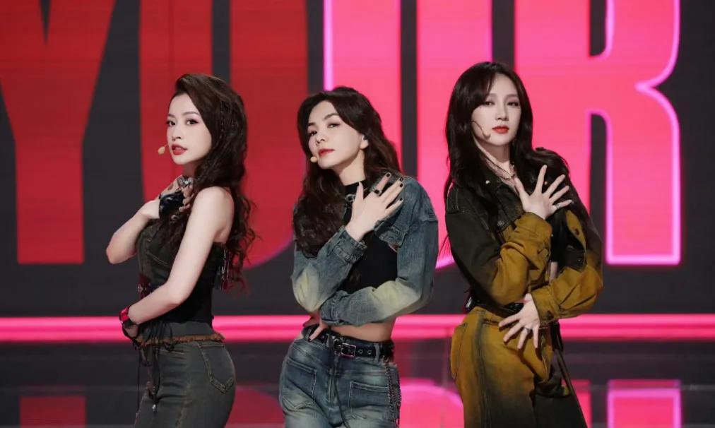 陈嘉桦、孟佳、芝芙这一组带来的《闭嘴跳舞》，完美至极。
孟佳不愧是女团出身，整个