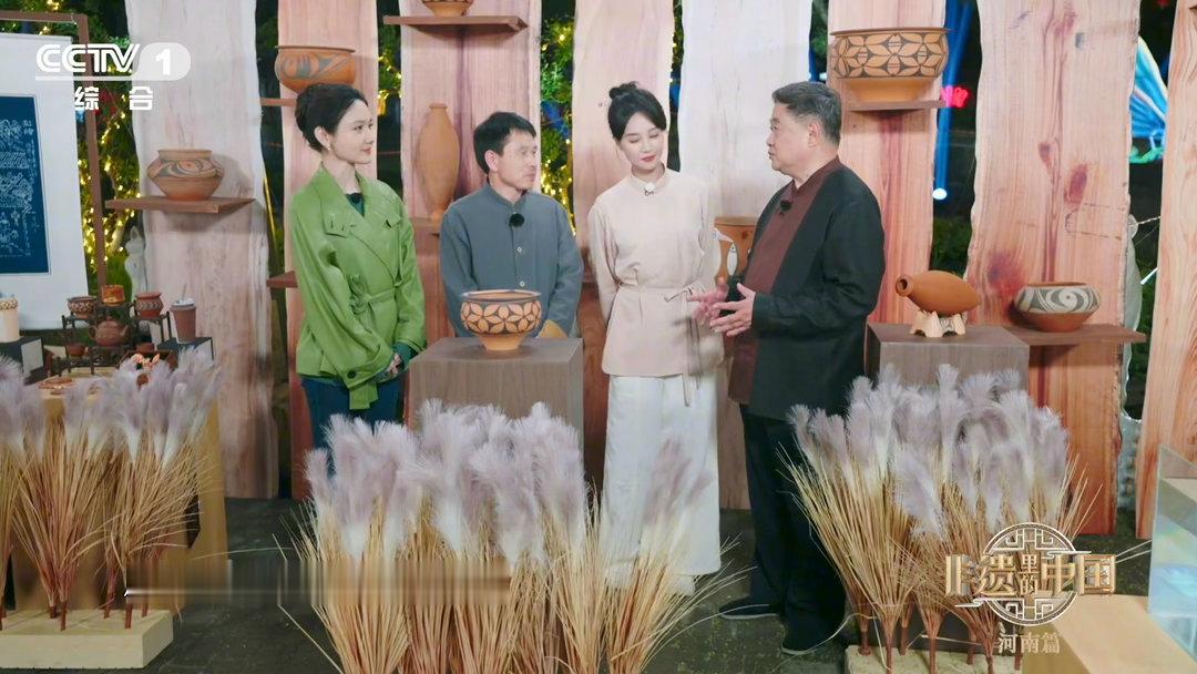 老祖宗怎么可以聪明成这样几千年前的陶瓶喝完水自动下班 庙底沟遗址的花瓣纹彩陶钵，