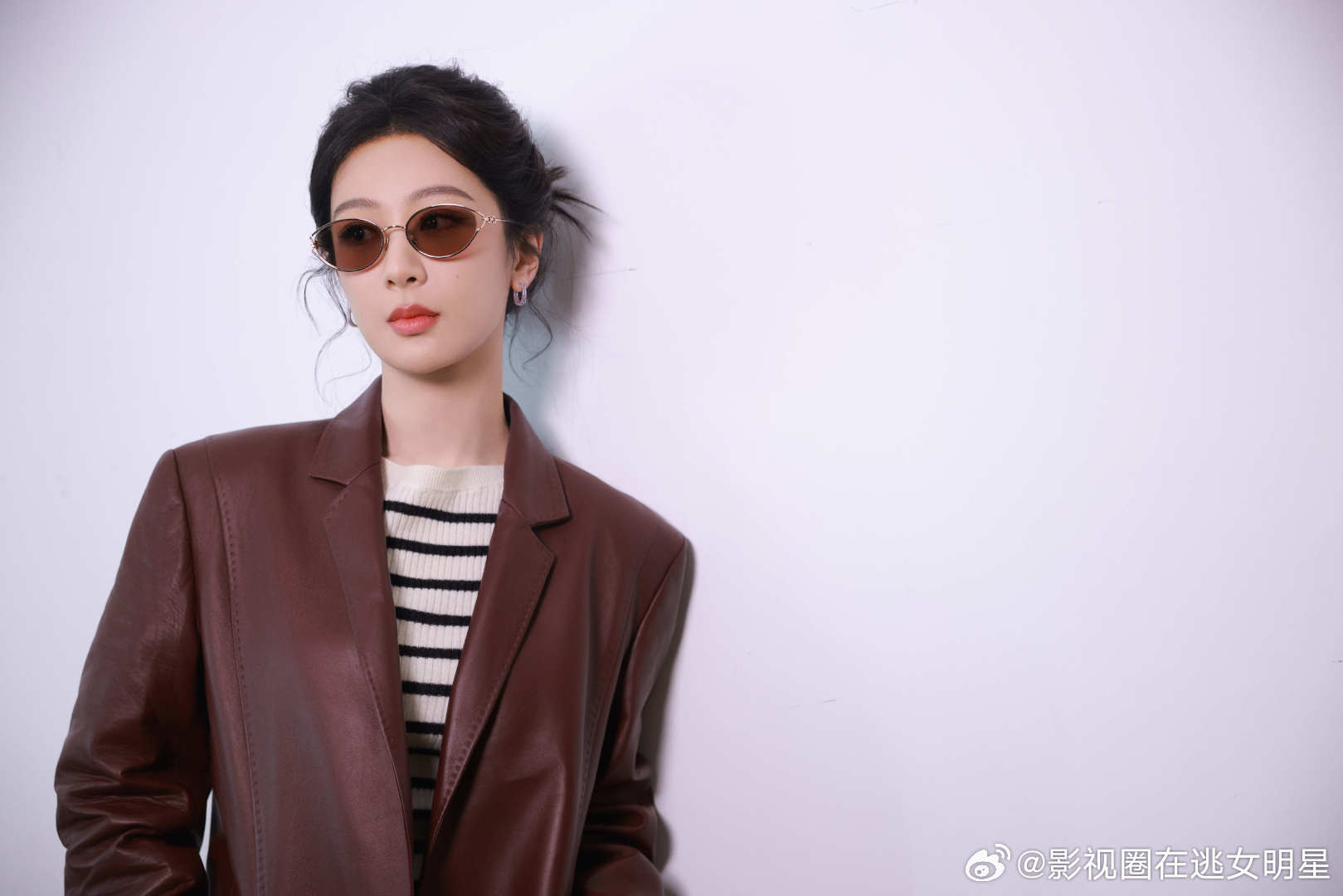 杨紫踏青随手拍杨紫喊你一起去踏青杨紫的随手拍，皮衣墨镜装备齐全，喊你一起去踏青！