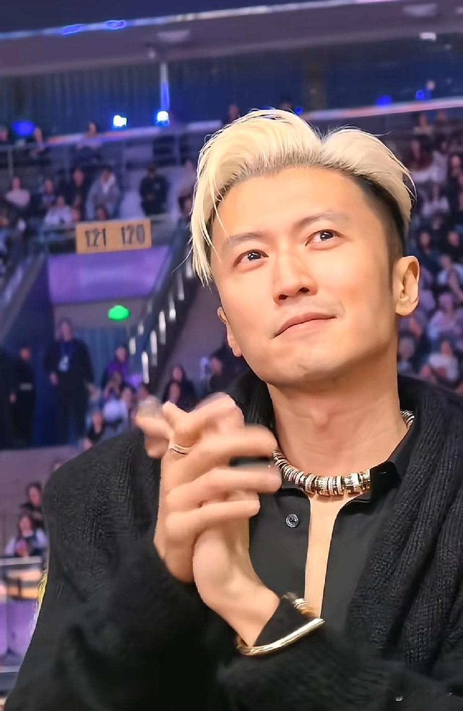 46岁的谢霆锋，好帅啊！而且他的眼神一直亮晶晶的很有神采，可见状态是真好。这才是