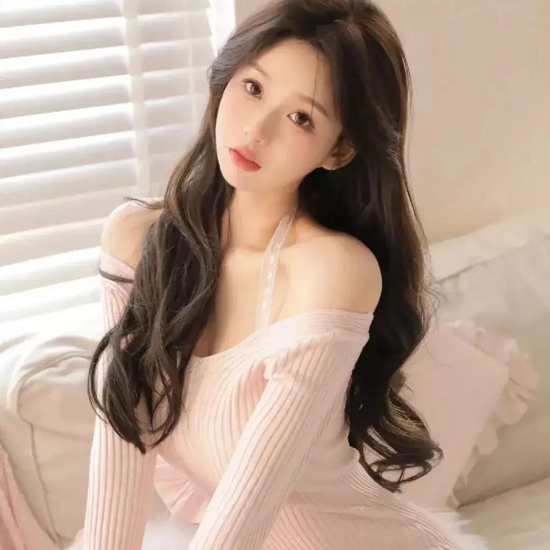 优雅长发少女，粉色针织裙，温柔氛围