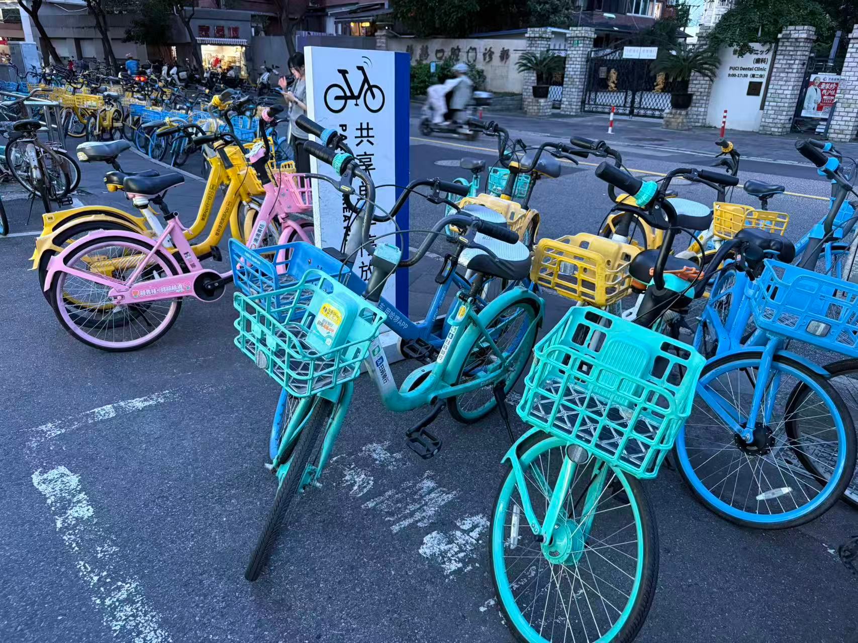 【哈啰、青桔、美团集体涨价，#共享单车为什么越骑越贵#？】“骑一次共享单车起步价