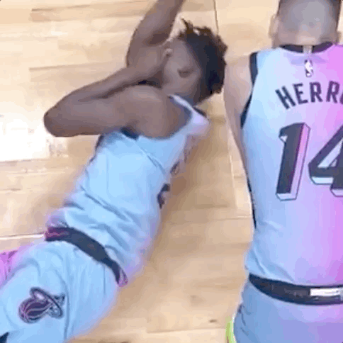 笑到打鸣！巴特勒和詹姆斯的“影帝级偷看”，承包我一年笑点🤣
 
谁还没看过这俩