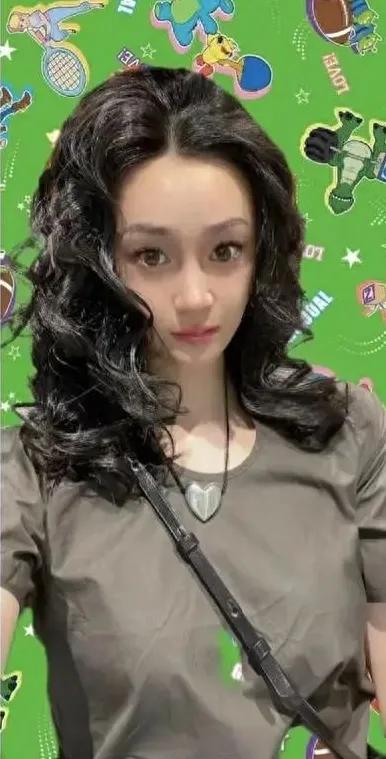 三年牢狱，七年恋情，十年青春。这本该是充满希望与美好的时光，却充满了坎坷与磨难。