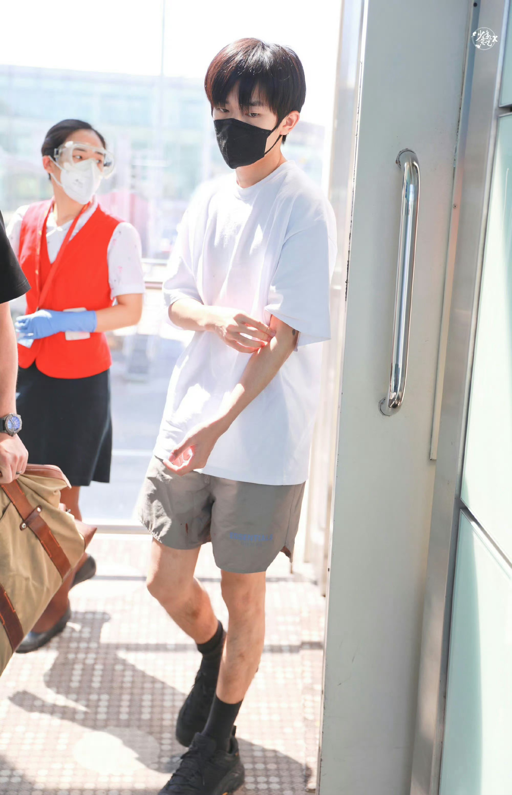 太热了太热了太热了 看点短裤小烊降降温易烊千玺电影蛮荒禁地四字 易烊千玺 yyq