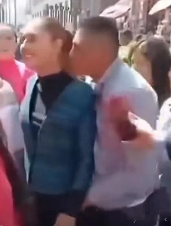 墨西哥女总统当街遭猥亵
       11月4日，墨西哥城国家宫附近，一幕令人瞠