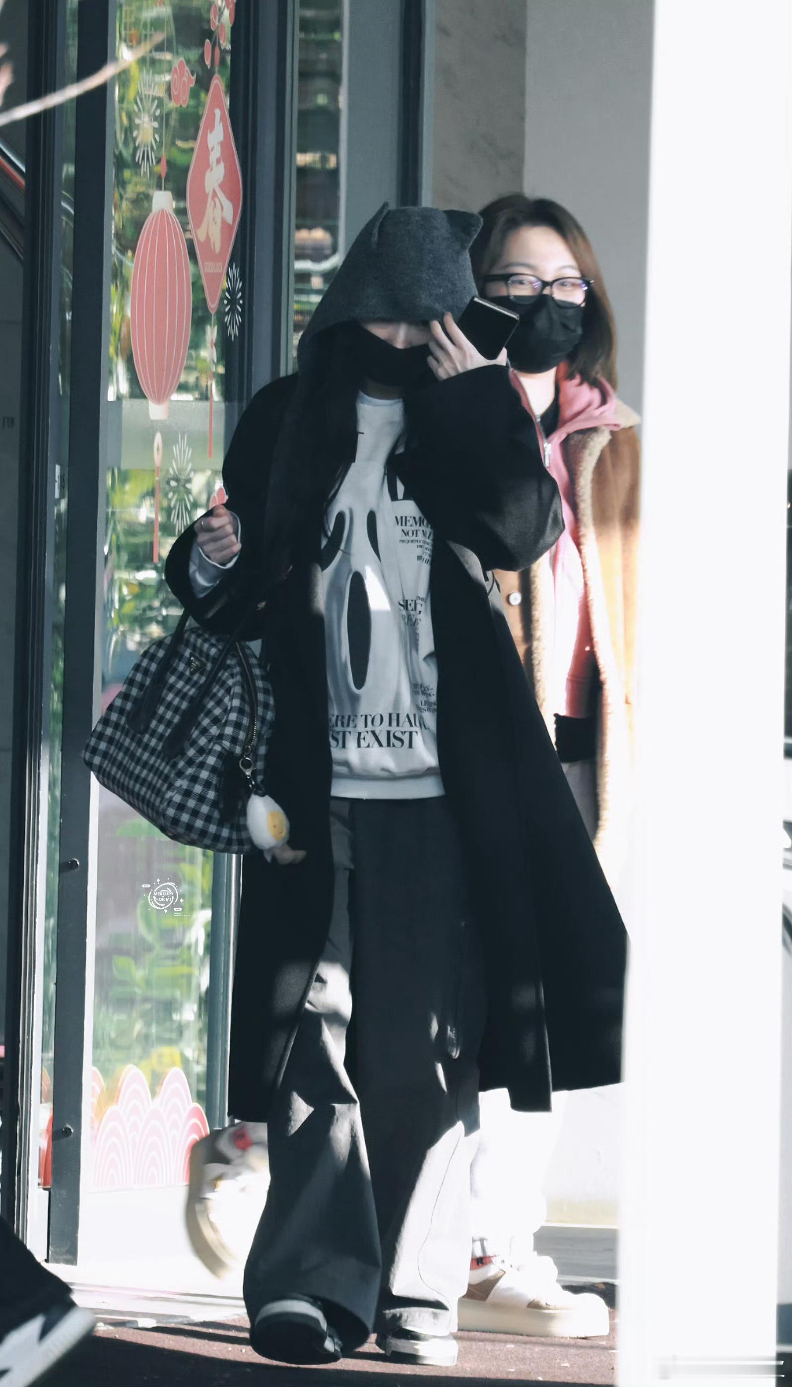 杨幂杨紫今日抵达上海杨幂和杨紫今日下午抵达上海，真的是巧了。两位大美女的穿衣风格