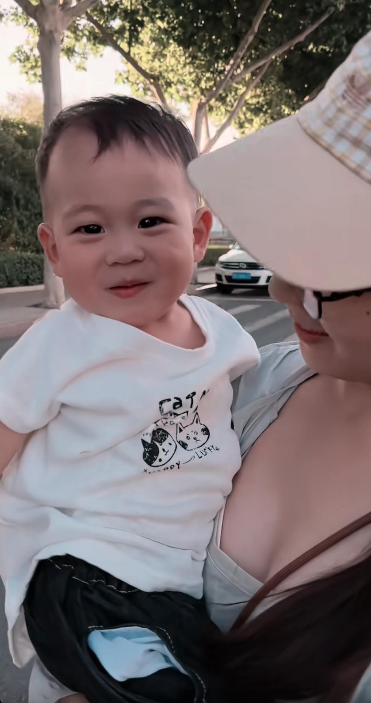 可爱的宝宝，漂亮的小姑！