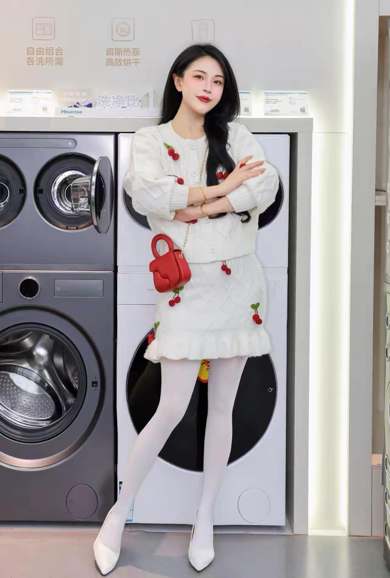这位小姐姐在洗衣店摆姿势。
