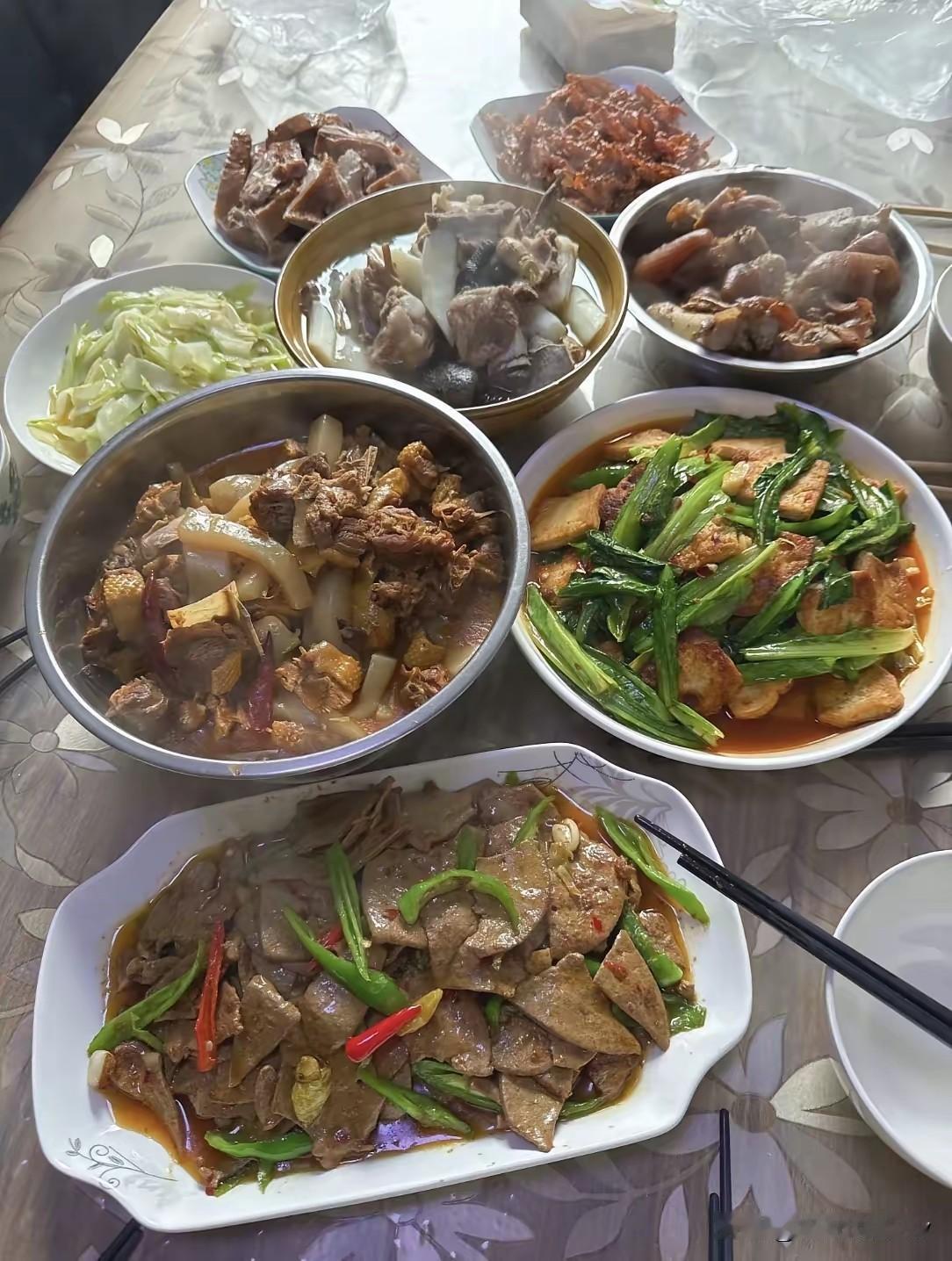 我们家这每周一次的“小酌仪式”，愣是把平凡日子过出了点甜，周六中午，老公系着围裙