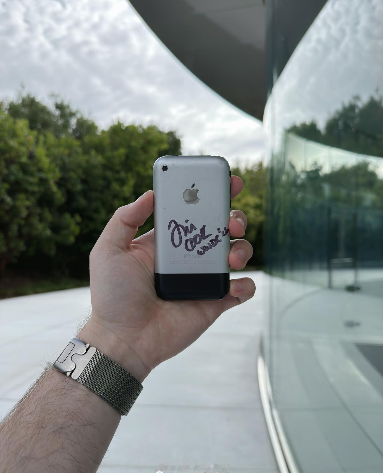 Tim Cook亲手签名的初代iPhone

一位苹果用户分享了自己的经历：
在
