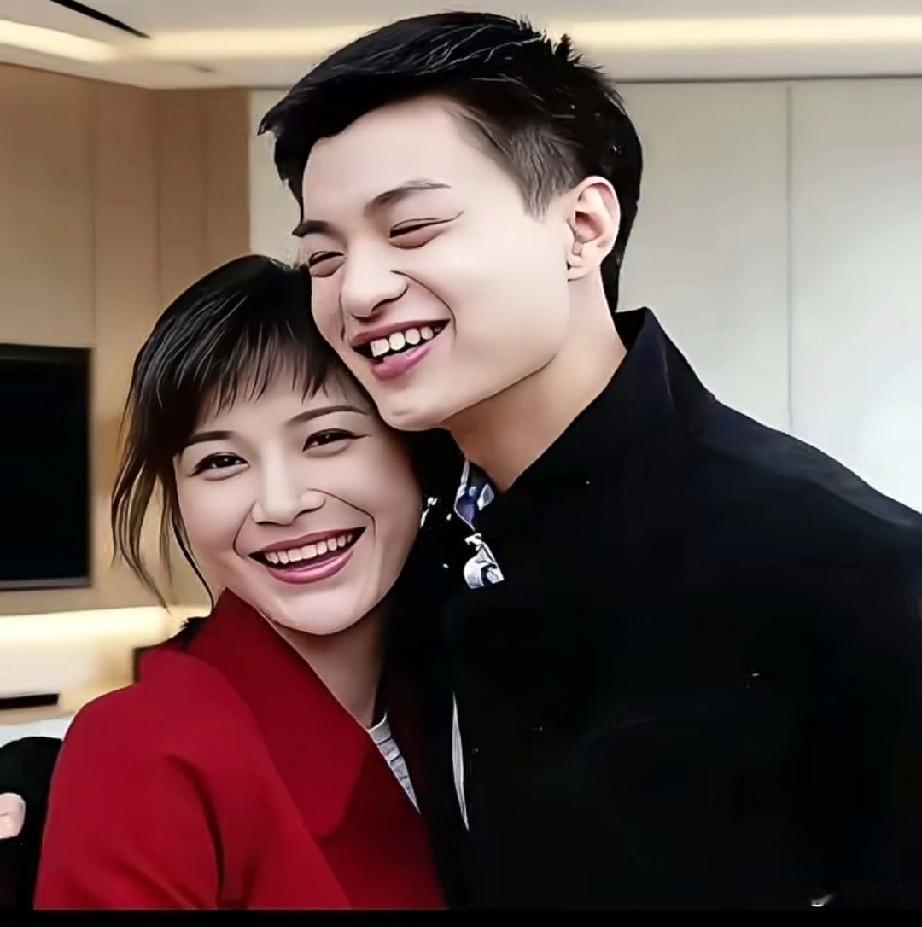 2011年
身家50亿的温州首富周旭辉，瞒着原配，看上了“李云龙”饰演者的老婆童