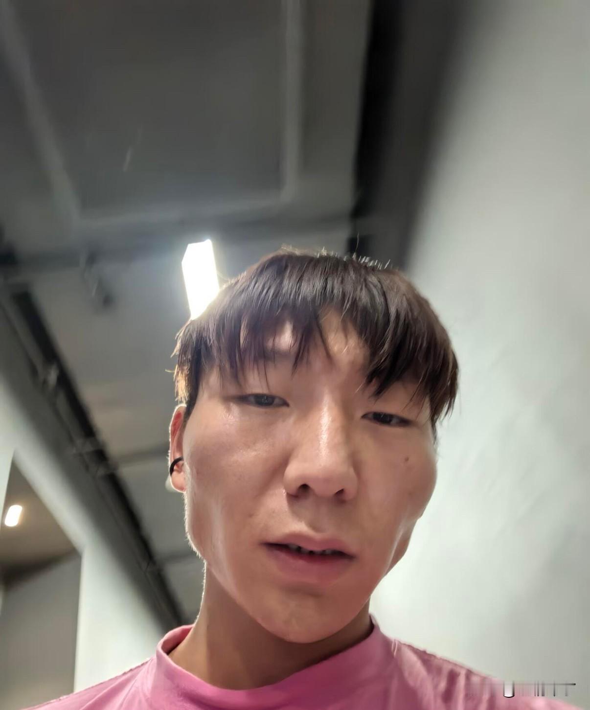 阿如那的帅，是崎岖又独特的小众质感。线下见过本人，五官并不符合主流审美，谈不上传