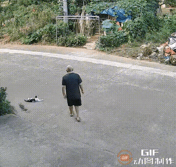 骑车不带眼睛的迟早要付出惨重的代价。哪么宽的公路你也能把人家撞到！