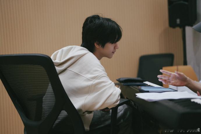 贺峻霖上身基础下身也基础 贺峻霖上身基础下身也基础，但是这张脸绝对就是不基础的。