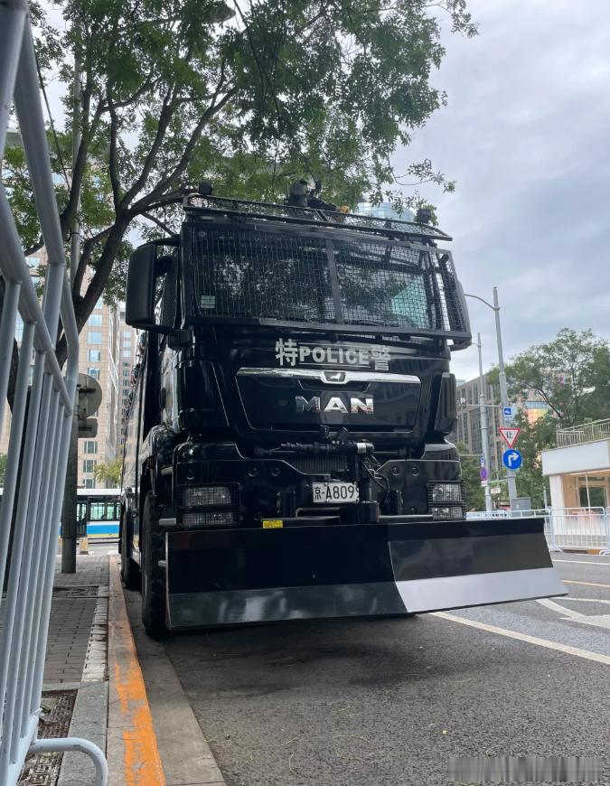 路边停着特警用曼恩卡车，震慑力十足，安全感满满[good] ​​​