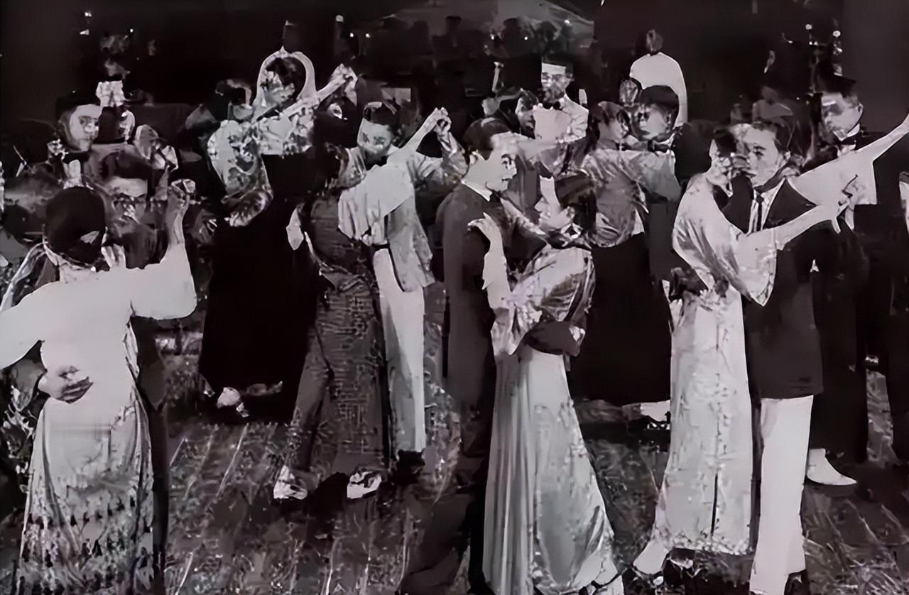 上海第一交际花李丽，借着自己独特的身份，服务日本高层军官时搜集到机密情报，灭10