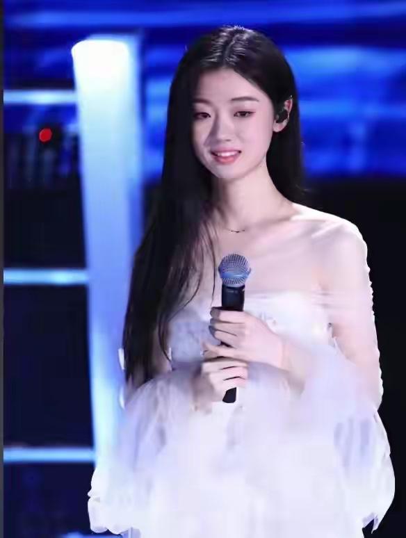 资本到底有多可怕？
看看单依纯就知道了，从一个18岁文静柔弱的小姑娘，短短几年时