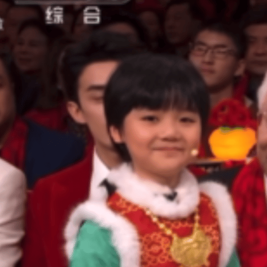 春晚段子大考  春晚 吴磊看小林栋哲捧哏的眼神好像李湘看王诗龄[笑cry] 