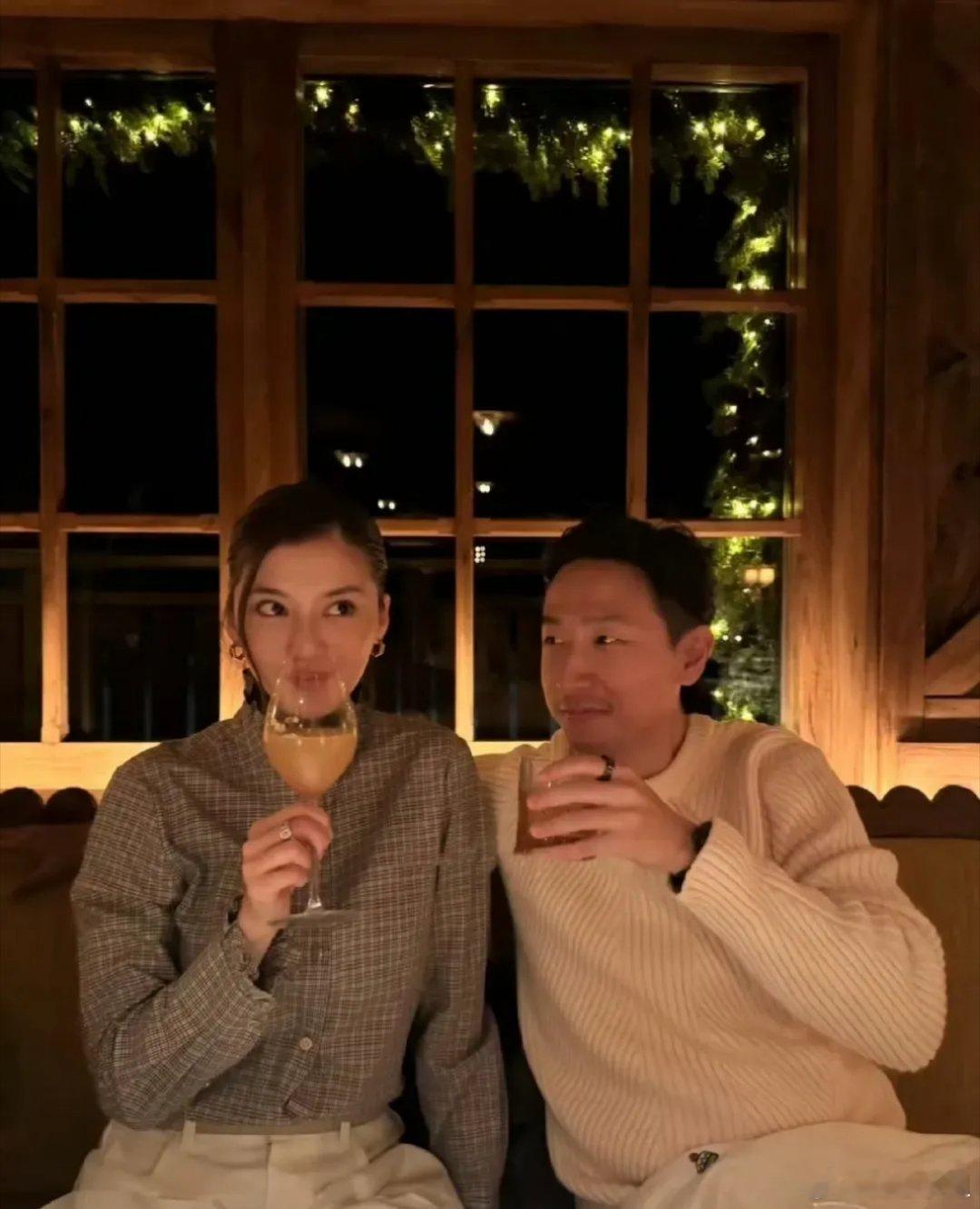 施伯雄和吴千语在法国庆祝结婚一周年。一转眼俩人结婚都一周年，婚后两人满世界旅行，