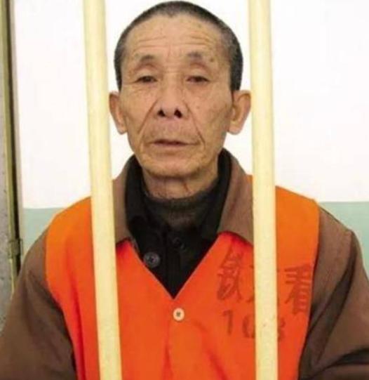 进监狱养老？2008 年，一位年近七旬的老者持刀来到北京火车站实施抢劫，当警察前