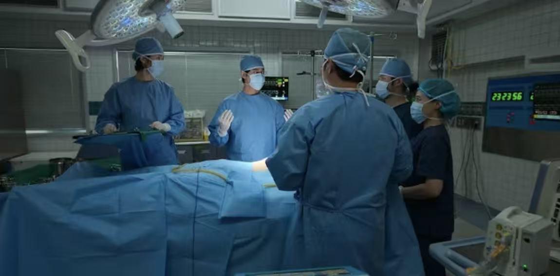 香港高薪抢内地医生最近闹得挺火。2026 年 3 月，香港抛出入门级医生月薪 7