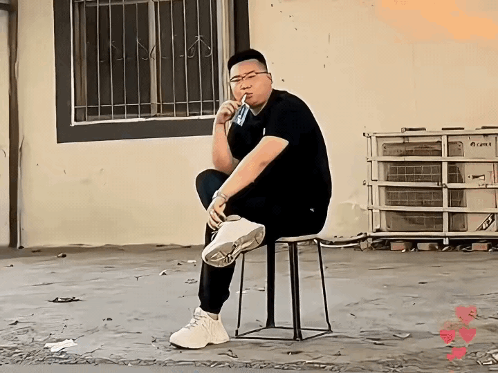 男子端坐路边喝牛奶，喝完心满意足把奶瓶往路上随意一丢，随即一辆黑车经过，接下来这