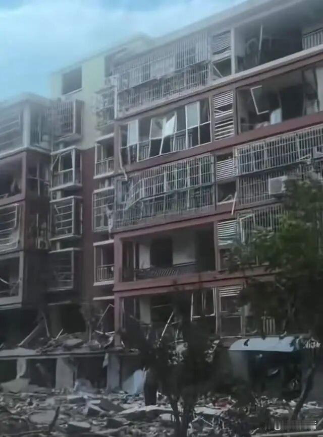 8月21日15时38分，山东临沂沂河新区王桥社区一处独立平房院落爆炸，满地玻璃碎
