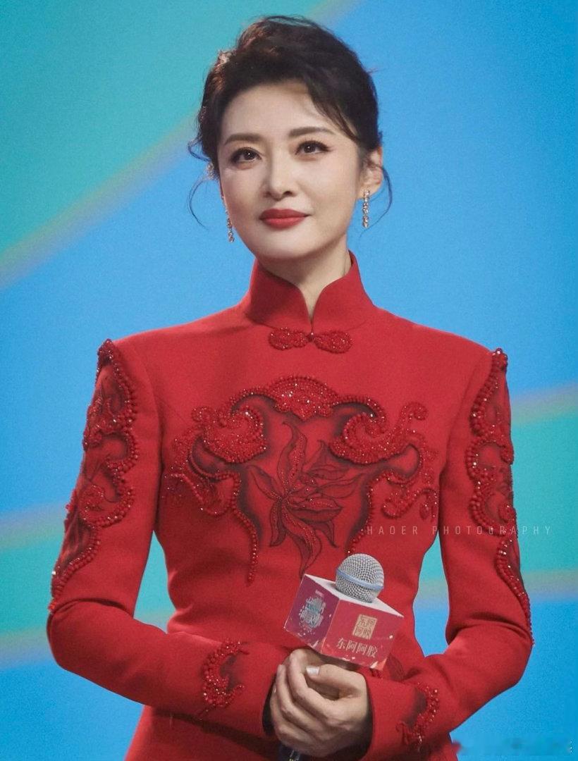 周涛回应不上春晚 把每个当下都走成最好的选择。这种“选择即负责”的定力真的很赞 