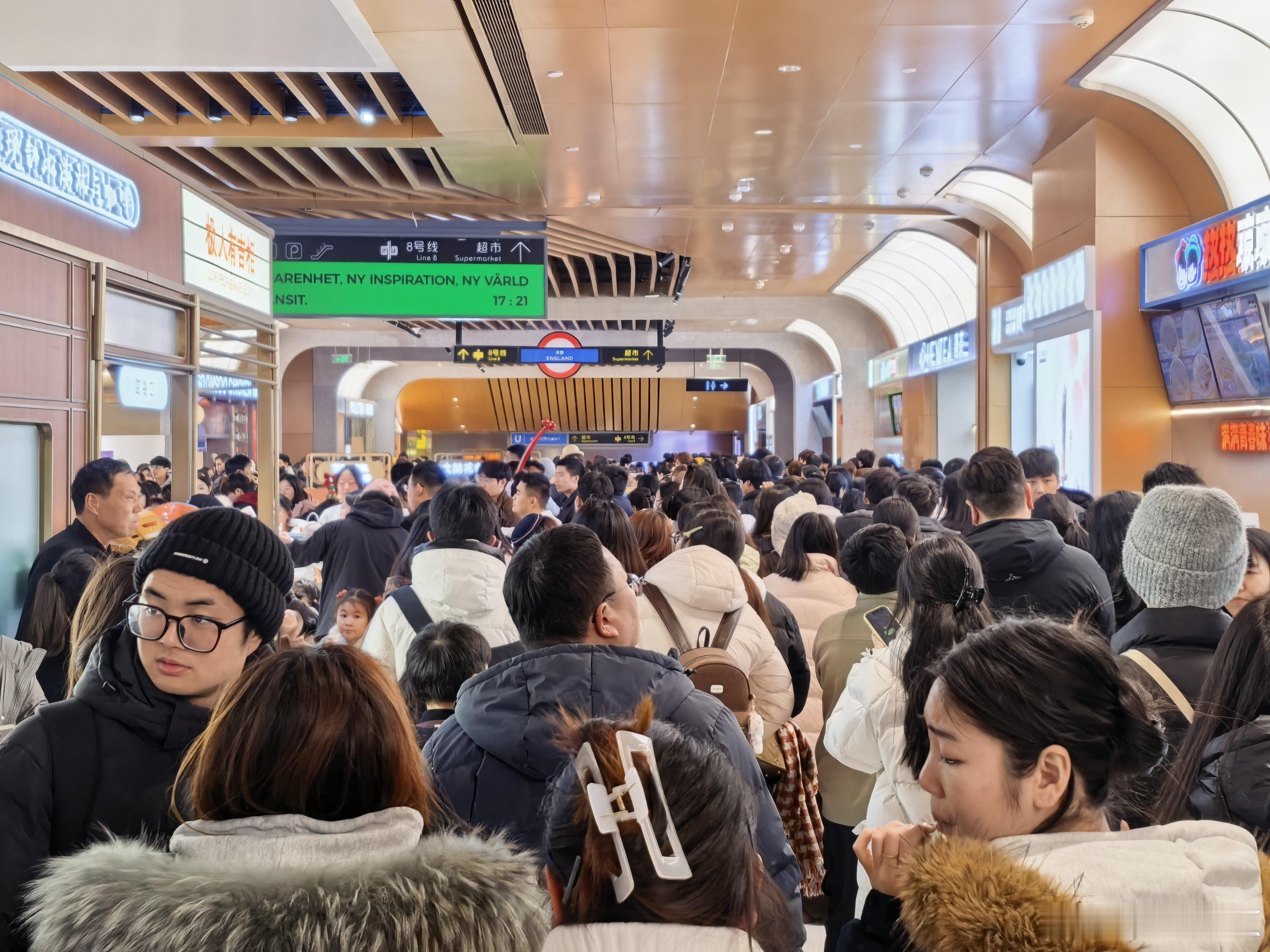 今天商场里的人是真的多