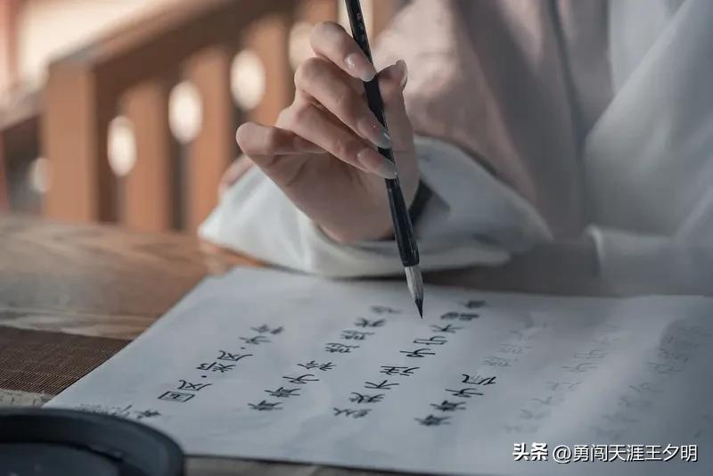 看到“执笔画丹青”这个上联，真是韵味十足。网友对的下联也是五花八门。有人对“泼墨