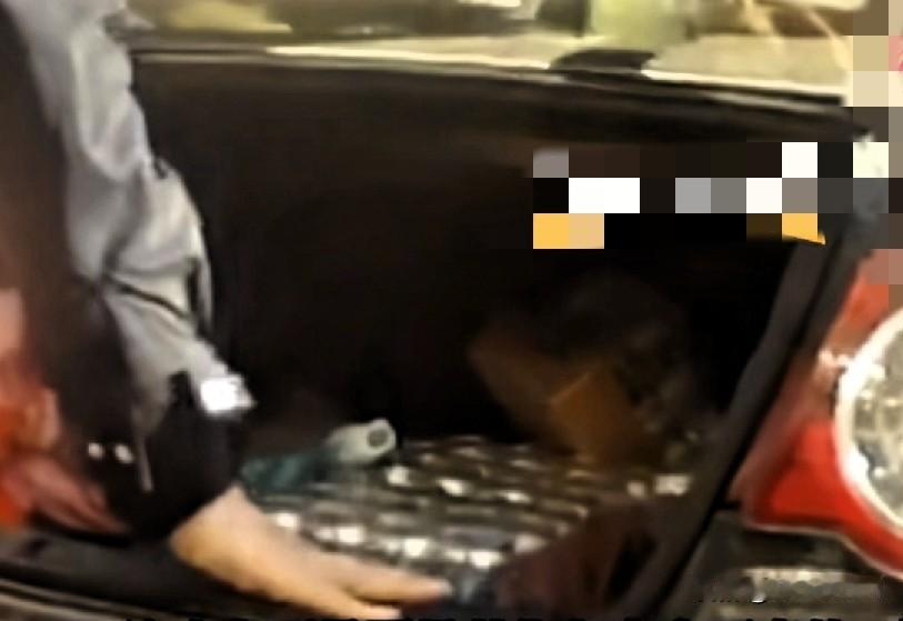 北京有房有车4S店销售，偷邻居快递成瘾！
 
在北京有房有车、4S店上班的体面大