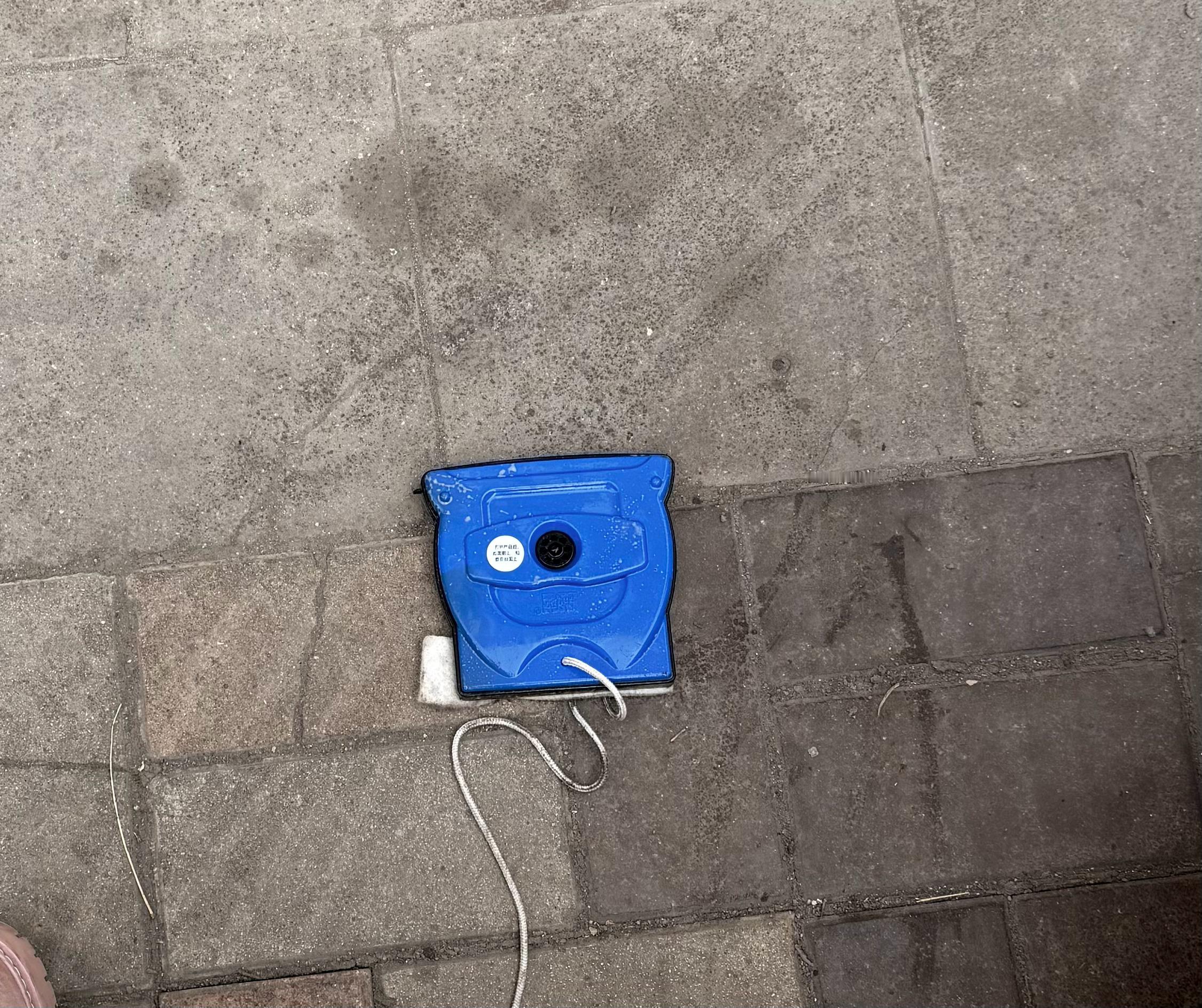 今天注定是不平凡的一天，走在小区楼下上面突然掉下来一个这东西，就在我斜后方一米，