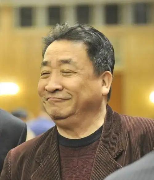 在加州豪宅里唱《我的祖国》，当年“反三俗”的标杆，此刻成了被审视的焦点。
一段私