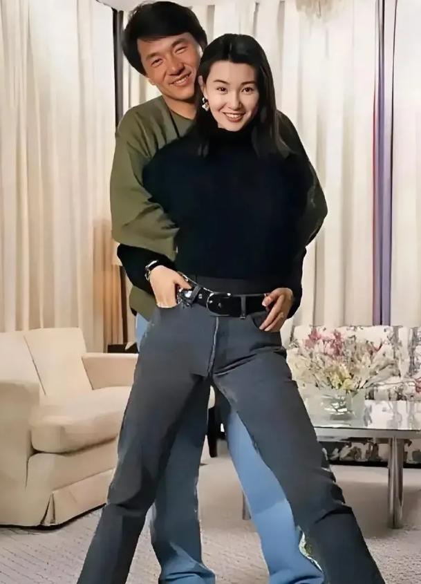 #成龙# 对女人的癖好，你能从成龙大哥同女星合照的通用姿势猜到他的某种癖好吗？看